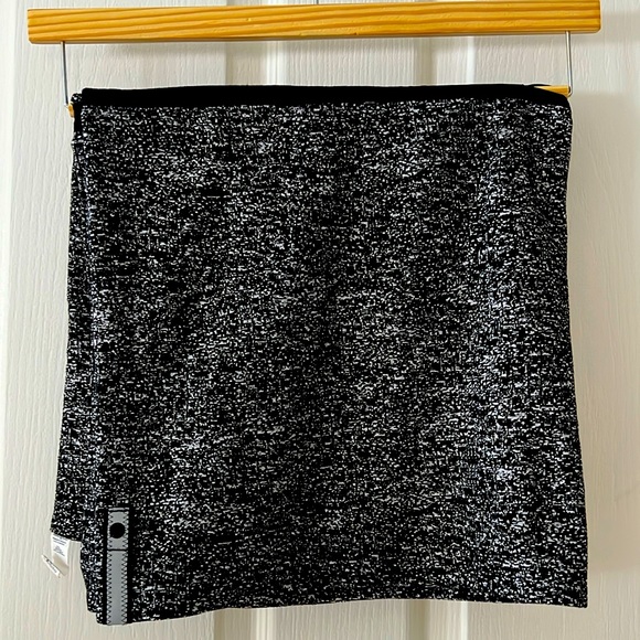 Lululemon Vinsaya Scarf Jacquard Print in Black and White Excellent Condition - Picture 2 of 7
